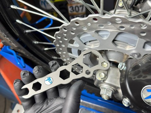 MotoPERIMETRO 2408 Llave múltiple combinada ruedas neumáticos cartuchera herramientas Bajaj BMW Honda Kawasaki Suzuki Benelli KTM Beta Ducati Voge Royal Enfield Triumph Aprilia Motomorini Vespa CF-Moto Zontes Moribidelli RVM QJ Kymco